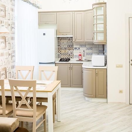 Leogrand Vip Apartments On Udatnogo 4 Lviv Ngoại thất bức ảnh